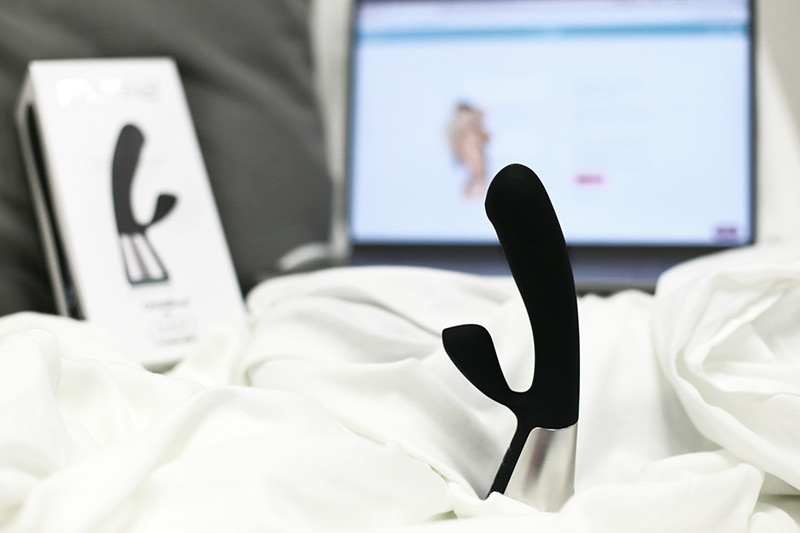 Messy black shared vibrator